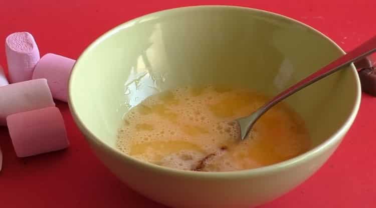 Paghaluin ang mga sangkap upang makagawa ng isang cupcake sa microwave.