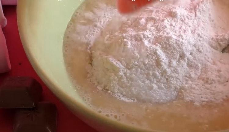 Igisa ang harina upang makagawa ng isang cupcake sa microwave