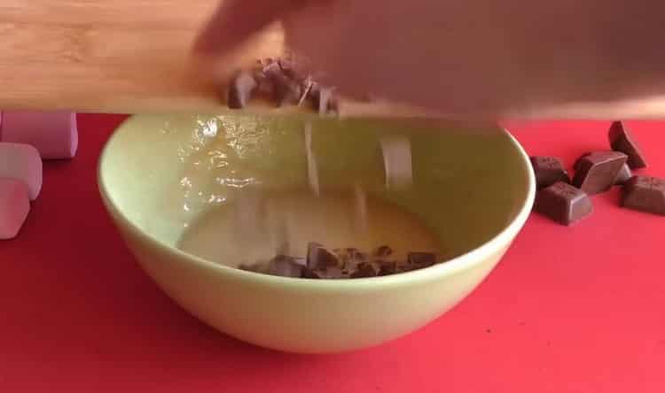 Upang makagawa ng isang cupcake sa microwave, i-chop ang tsokolate