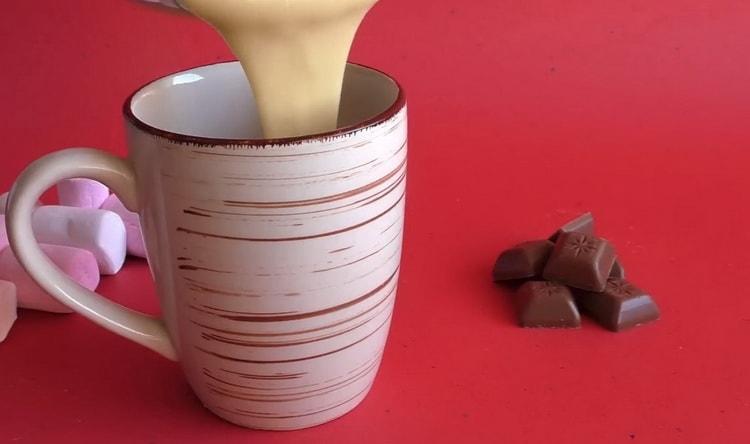 Upang ihanda ang cake sa microwave, ilagay ang kuwarta sa isang tasa