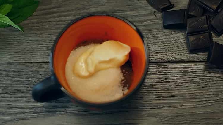 За да направите кекс в микровълновата без яйца, добавете заквасена сметана