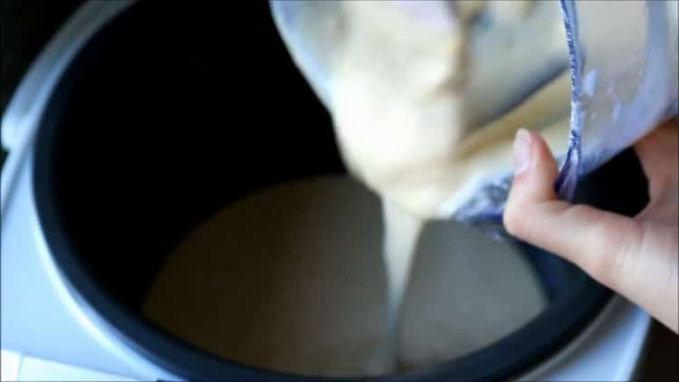 Cupcake delicios într-un aragaz lent conform unei rețete pas cu pas cu fotografie