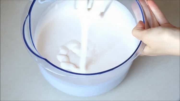 Pentru a face o cupcake într-un aragaz lent, adăugați smântână