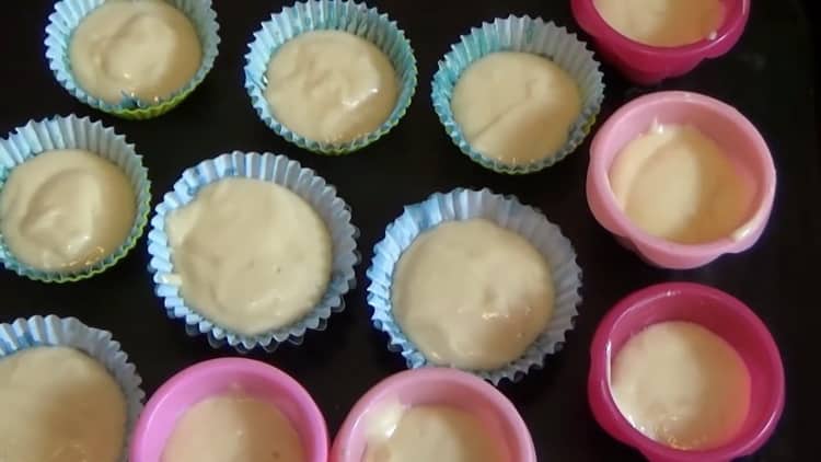 Para preparar un cupcake en kéfir, ponga la masa en el molde
