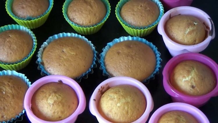 Para hacer un cupcake de kéfir, precaliente el horno