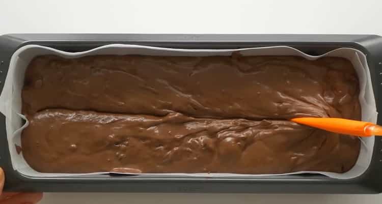 Pentru a face o cupcake cu o vișine, puneți aluatul într-o formă