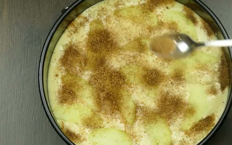 Prepara un molde para pastel para manzanas