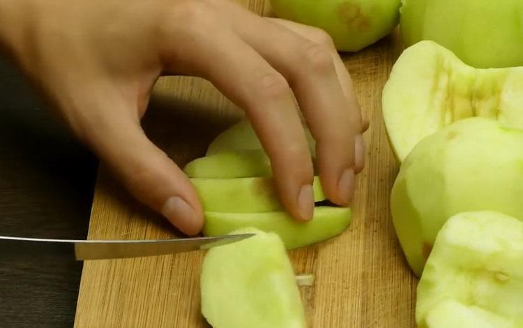 Licúa los ingredientes para hacer un pastelito con manzanas.