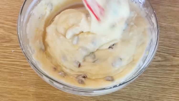 Per fer una magdalena de kefir, prepareu la massa