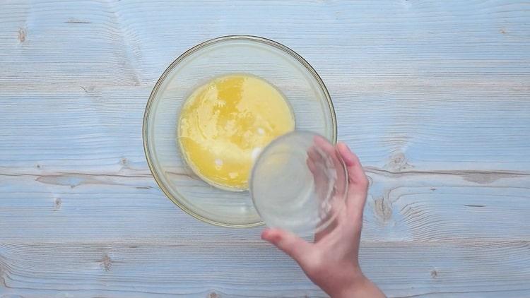 Pregătiți ingredientele pentru a face cupcakes cu lapte condensat.