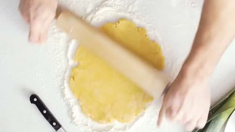 Rulla ut degen för att skapa quiche med fisk