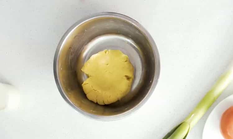 Bered ingredienserna för att förbereda quiche med fisk