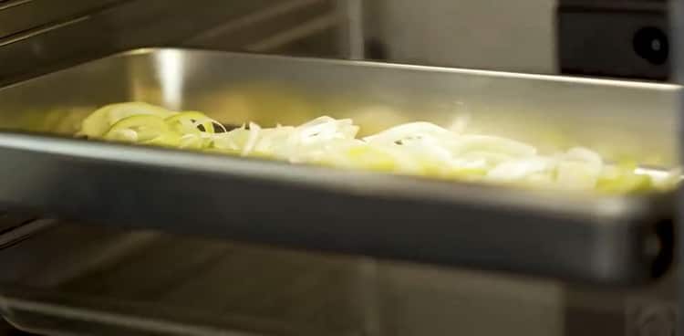 För att laga kaken med fisk, hugg löken