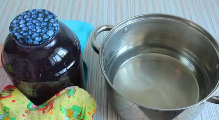 Pour préparer la compote de cassis, fermez le pot.