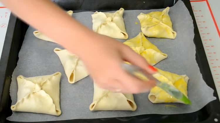 За да направите пликове, намажете пълнежа с яйцето