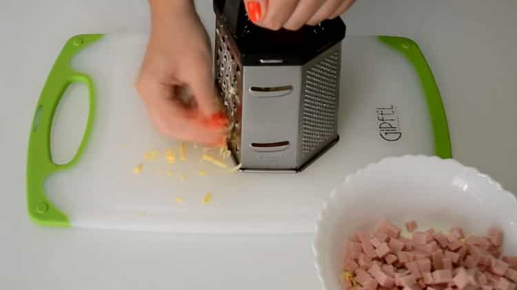 Настържете сирене, за да направите пликове