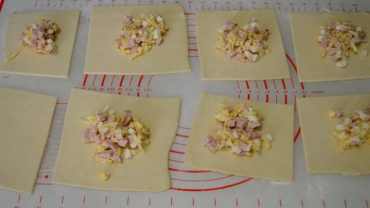 За да направите пликове сложете пълнежа върху тестото