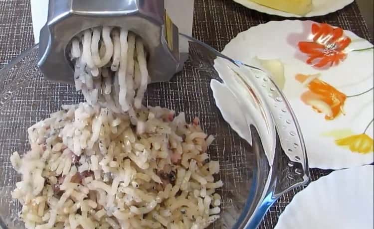 Pentru a face tăieturi de burbot, răsuciți peștele