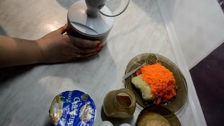 Zum Garen von Makrelenkoteletts Gemüse reiben