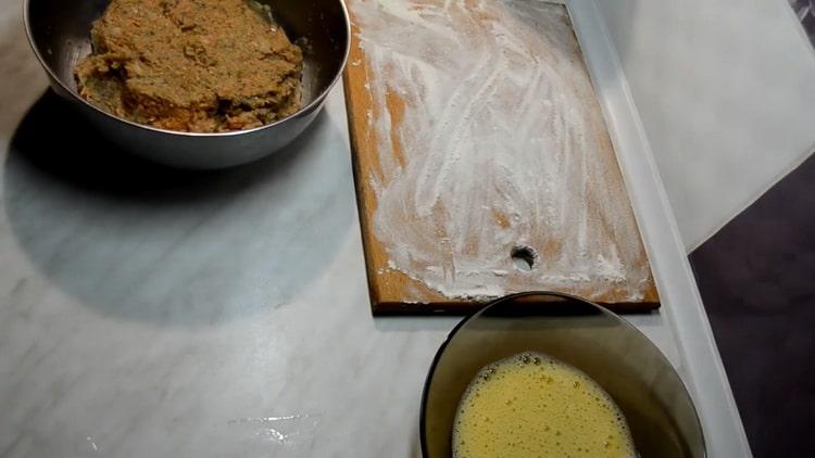 Hackfleisch zu Makrelenkoteletts zerkleinern