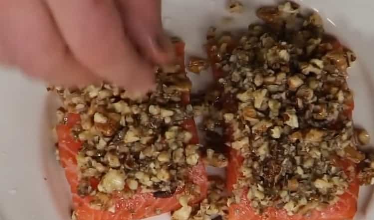 For at tilberede rød fisk i ovnen skal du lægge nødderne på fisken