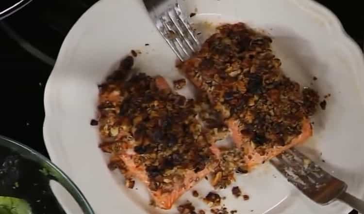 Ovn bagt rød fisk med valnødder