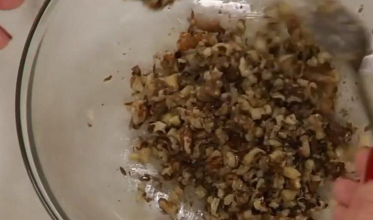 For at tilberede rød fisk i ovnen, bland ingredienserne med olie