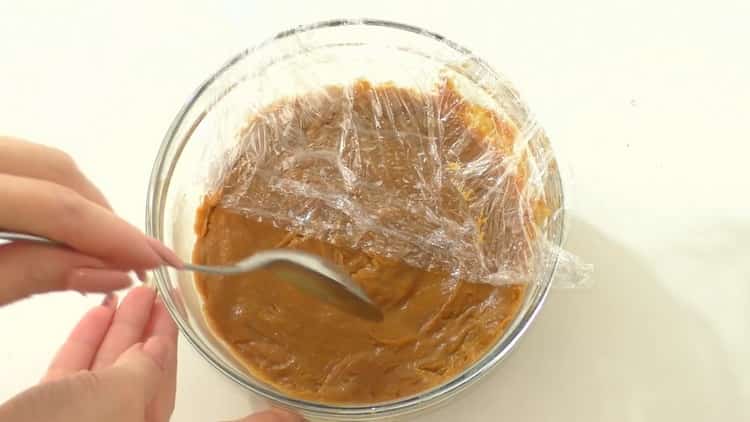 Kühlen Sie die Basis, um Waffelröllchencreme zuzubereiten