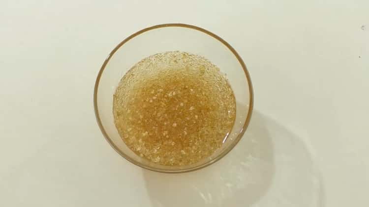 Gelatine einweichen, um eine Creme für Waffelröllchen herzustellen