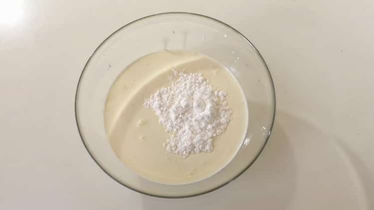 Um eine Creme für Waffelröllchen zuzubereiten, schlagen Sie die Creme auf