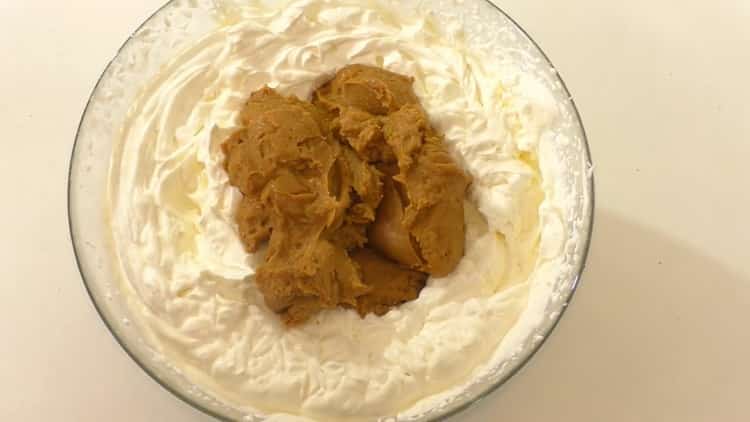 Die Zutaten für die Waffelröllchencreme mischen