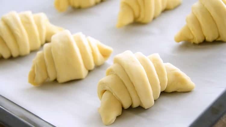 Поставете тестото върху лист за печене