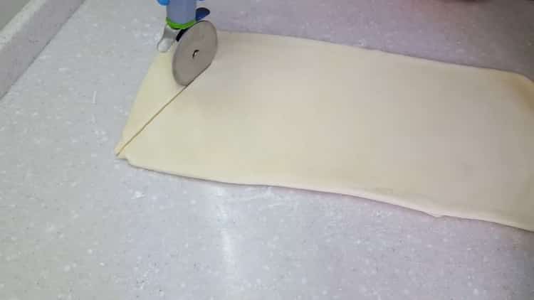 Chcete-li připravit croissanty z listového těsta, nakrájejte těsto