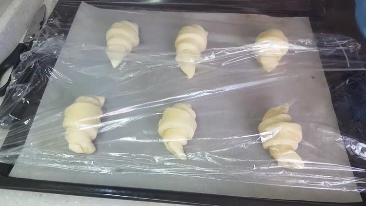 Chcete-li uvařit croissanty z listového těsta, předehrejte troubu