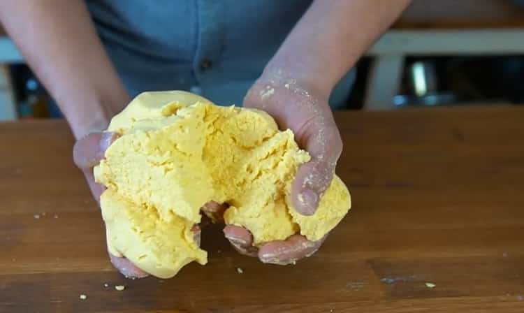 Se frământă aluatul pentru tortilele de porumb