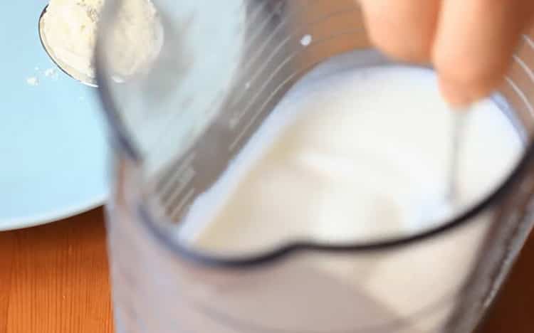 Para hacer un pastelito de kéfir, prepare el kéfir