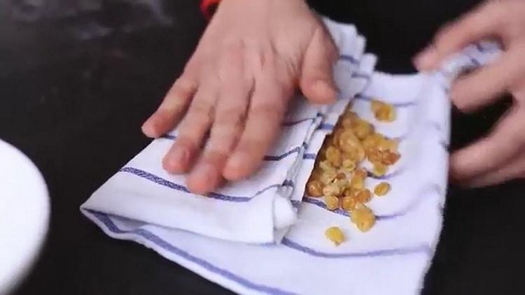 Pour faire un gâteau dans une machine à pain, égouttez les raisins secs