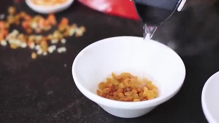 Pour faire un gâteau dans une machine à pain, préparez les ingrédients