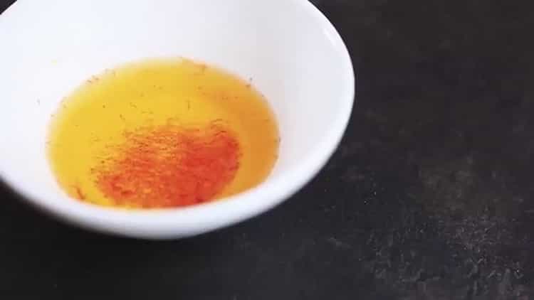 Pour faire un gâteau dans une machine à pain, préparez du safran