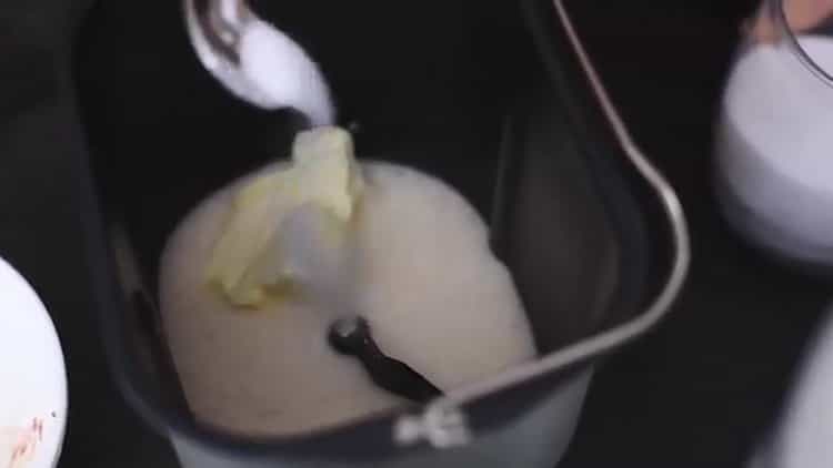 Pour préparer un gâteau dans une machine à pain, mettez les ingrédients dans un bol