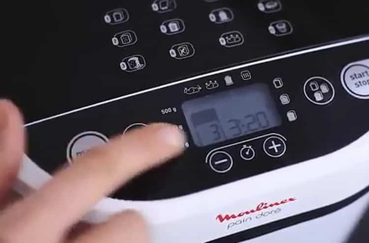 Pour faire un gâteau dans la machine à pain, allumez la noune