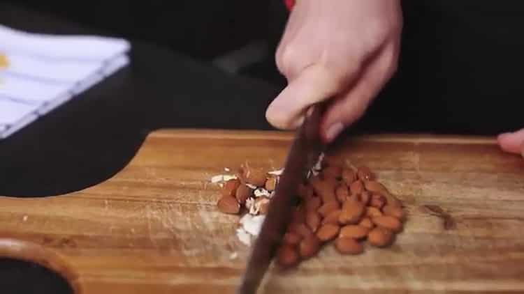 Pour faire un gâteau dans une machine à pain, coupez les noix