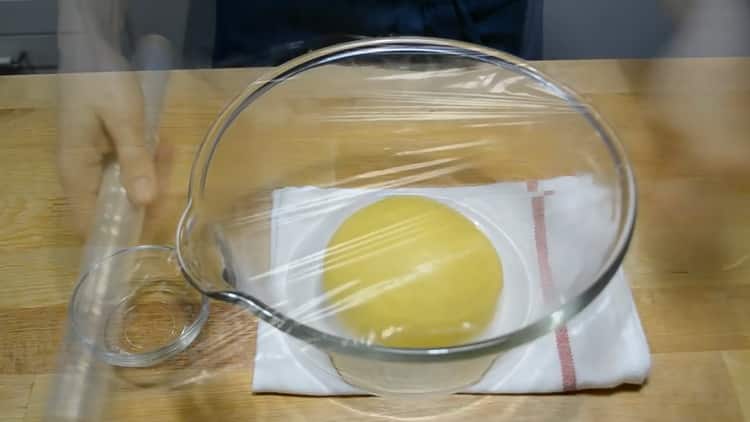 Pour faire un gâteau à la crème, placez la pâte sous le film