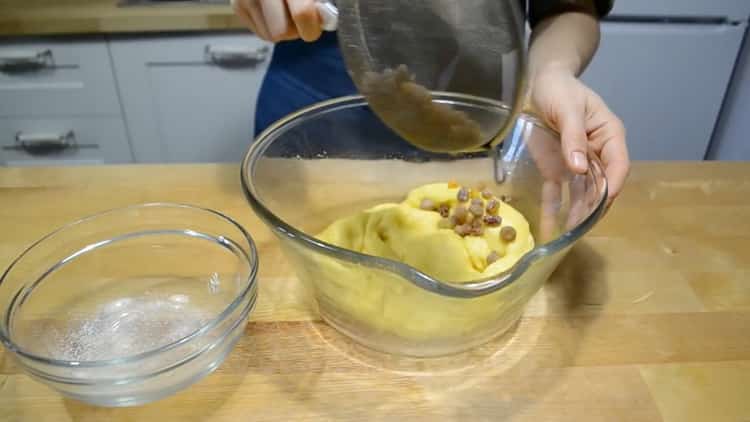 Pour faire un gâteau à la crème pâtissière, pétrir la pâte