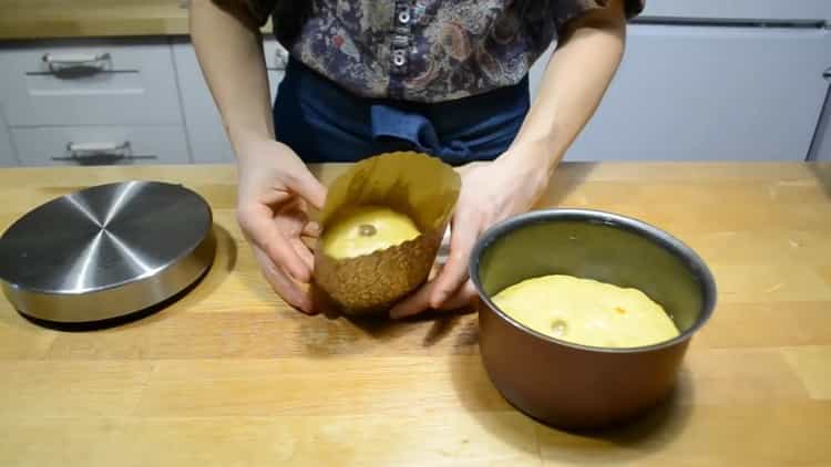 Pour faire un gâteau à la crème, mettez la pâte dans le moule