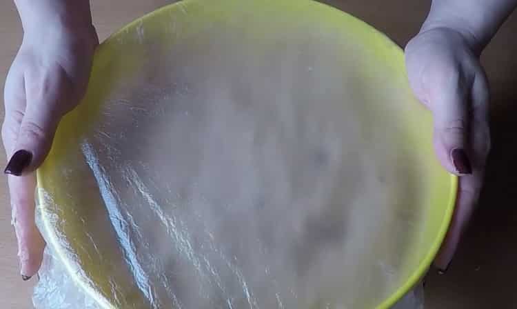 Upang makagawa ng cake sa mga yolks, ilagay ang kuwarta sa ilalim ng pelikula