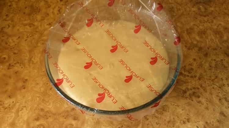 Amasar la masa para hacer un pastel