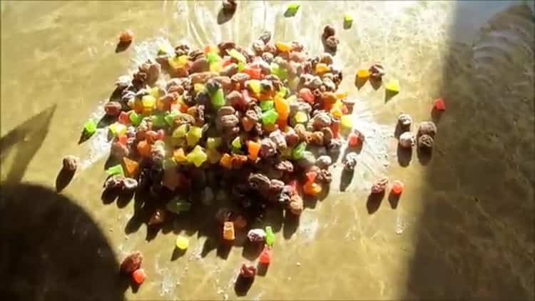 За приготвянето на Великден, кралска торта, пригответе стафиди