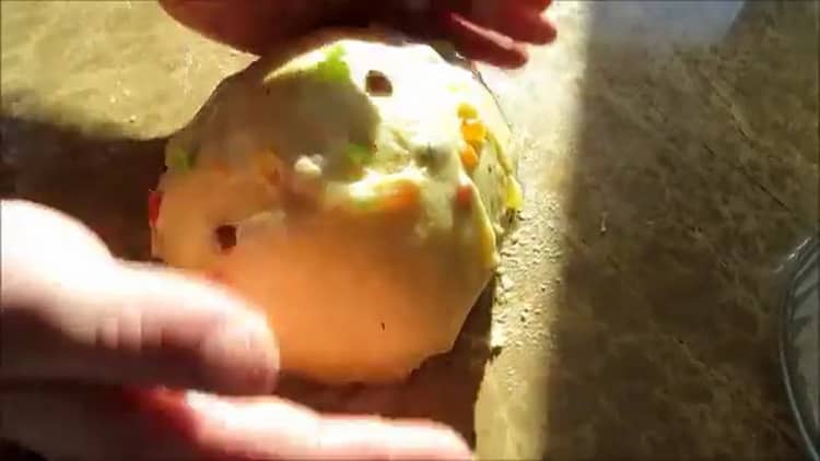 За да приготвите великденската, кралска торта, добавете стафиди и захаросани плодове в тестото.