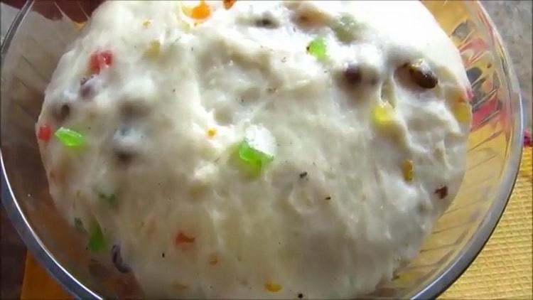 За да приготвите великденската, кралска торта, подгответе формата